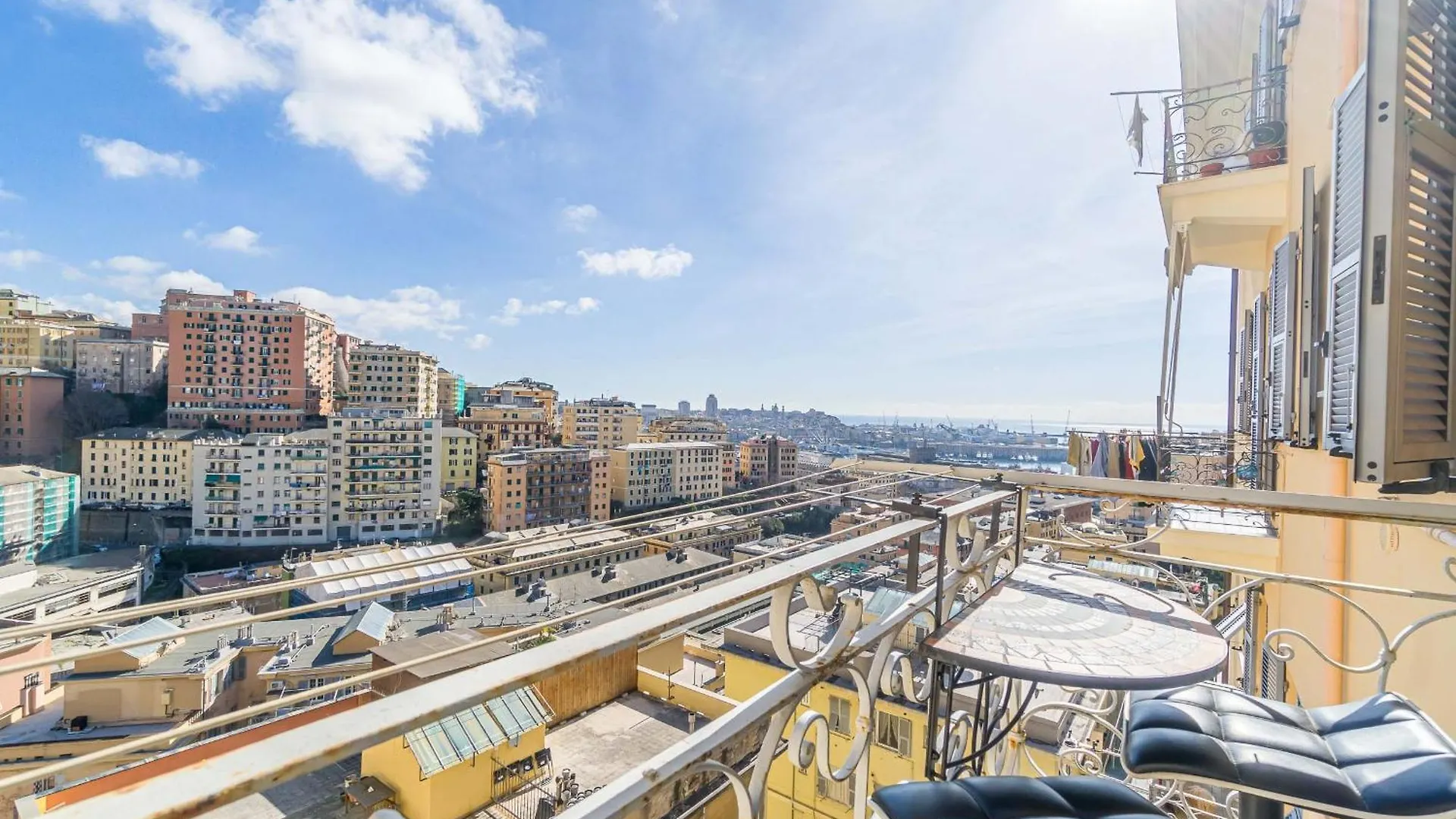 Genova La Fortuna Roomy Apt & Panoramic Balcony